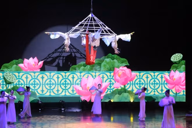 Tiết mục xiếc "Đu nón" trong Chương trình nghệ thuật đặc biệt chào mừng Ngày Sân khấu Việt Nam.