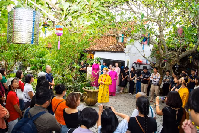 Các du khách và đại diện công ty lữ hành tham quan không gian Phủ Tiên Hương, Hà Nội.
