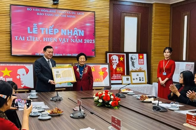 Bảo tàng Hồ Chí Minh tổ chức tiếp nhận các tài liệu, hiện vật. (Ảnh: PHƯƠNG LAN)