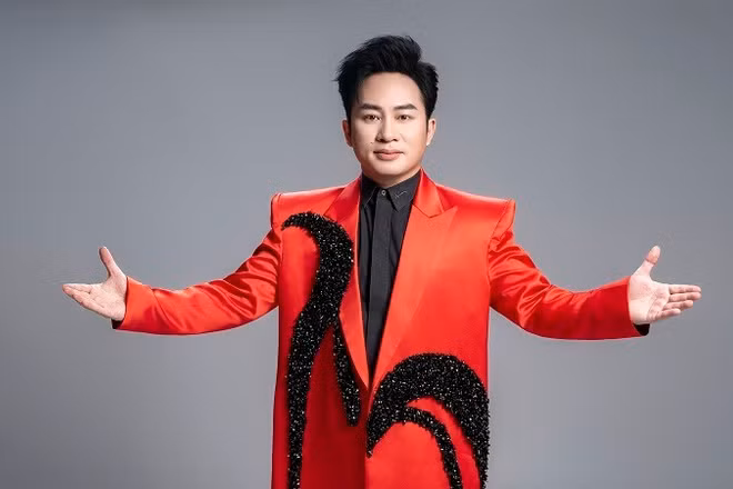 Ca sĩ Tùng Dương cùng nhóm bạn thân thiết ủng hộ 1 tỷ đồng cho 5 tỉnh, thành phố bị thiệt hại bởi bão Bualoi. (Ảnh: NVCC)