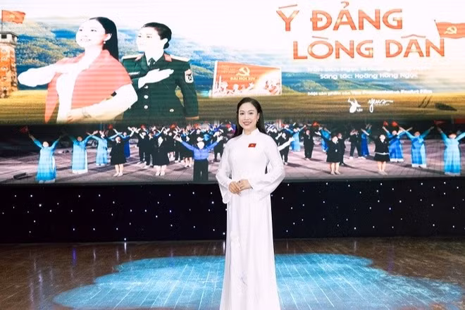 Ca sĩ Trần Bích Ngọc tại buổi ra mắt dự án âm nhạc “Ý Đảng - Lòng dân”. (Ảnh: BÁ HẢI)