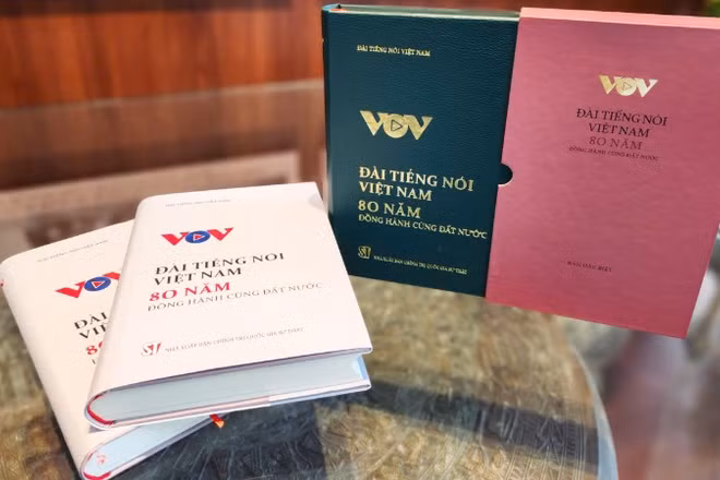 Sách “Đài Tiếng nói Việt Nam - 80 năm đồng hành cùng đất nước” được ra mắt nhân kỷ niệm 80 năm ngày thành lập Đài Tiếng nói Việt Nam. (Ảnh: BTC)