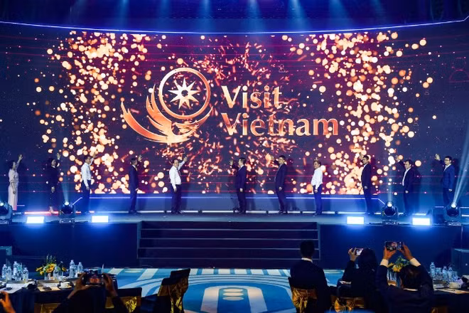 Các đại biểu thực hiện nghi thức ra mắt nền tảng Visit Vietnam. (Ảnh: HOÀNG HÀ)