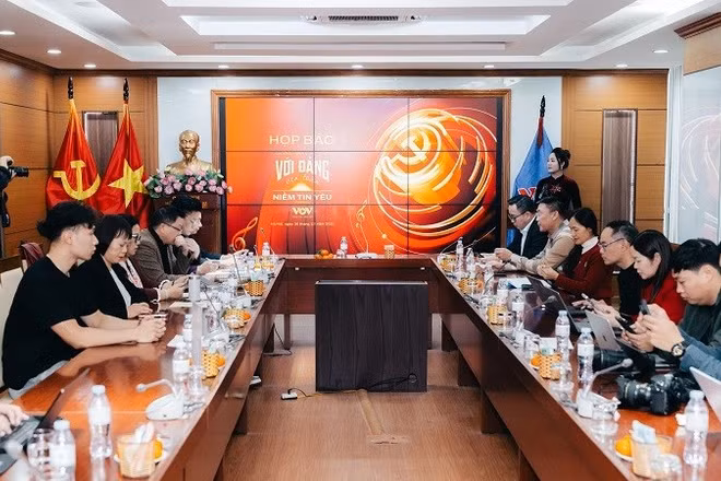 Họp báo giới thiệu Chương trình nghệ thuật “Với Đảng vẹn toàn niềm tin yêu”. (Ảnh: VOV)