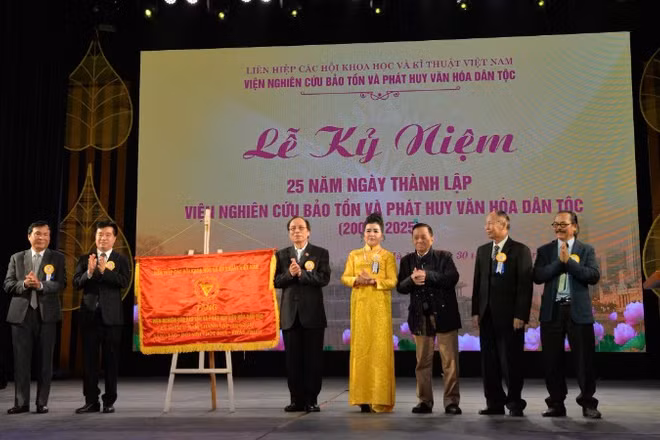 Viện Nghiên cứu bảo tồn và phát huy văn hóa dân tộc đón nhận bức vinh danh từ Liên hiệp các Hội Khoa học và kỹ thuật Việt Nam. 