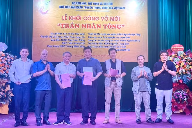 Các nghệ sĩ trong ê-kíp sáng tạo vở diễn "Trần Nhân Tông".