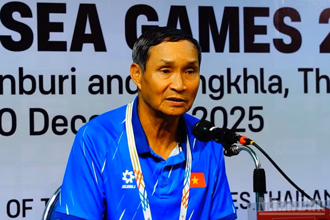 Huấn luyện viên Mai Đức Chung tại buổi họp báo sau trận thắng 7-0 Malaysia. (Ảnh: XUÂN SƠN)