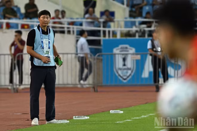 Huấn luyện viên Kim Sang Sik quan sát các học trò từ ngoài sân. (Ảnh: TRẦN HẢI)
