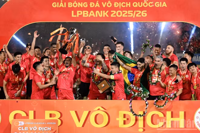 [Ảnh] Công an Hà Nội chính thức đăng quang V-League 2025/2026