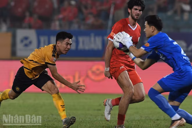 Đông Á Thanh Hóa (áo vàng) không thể vượt qua chủ nhà Thể Công Viettel. (Ảnh: TRẦN HẢI)
