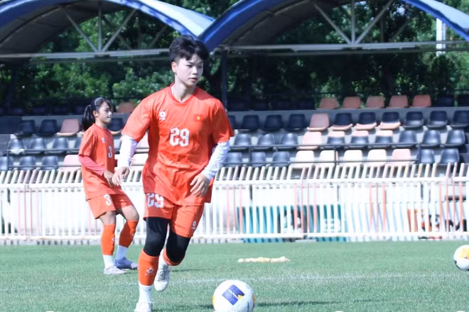 Các tuyển thủ U20 nữ Việt Nam nỗ lực dưới thời tiết nắng nóng. (Ảnh: VFF)