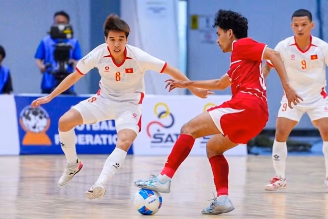 Đội tuyển futsal Việt Nam (áo trắng) không thể vượt qua đương kim vô địch của giải đấu. (Ảnh: FAT)