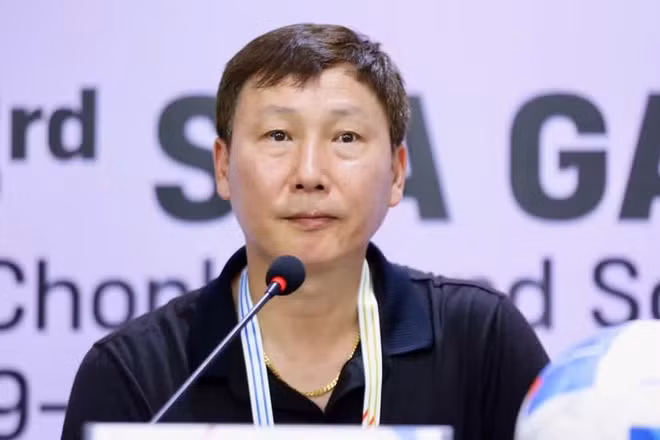 Huấn luyện viên Kim Sang Sik trong buổi họp báo tại SEA Games 33. (Ảnh: VFF)