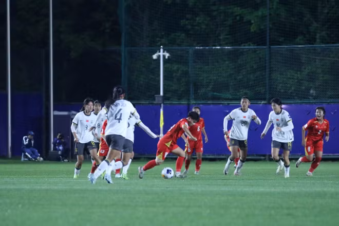 U17 nữ Việt Nam (áo đỏ) không thể gây bất ngờ trước chủ nhà U17 nữ Trung Quốc. (Ảnh: VFF)