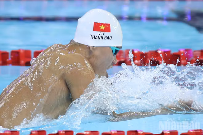 Phạm Thanh Bảo bứt tốc trên đường đua xanh. (Ảnh: MINH HOÀNG)