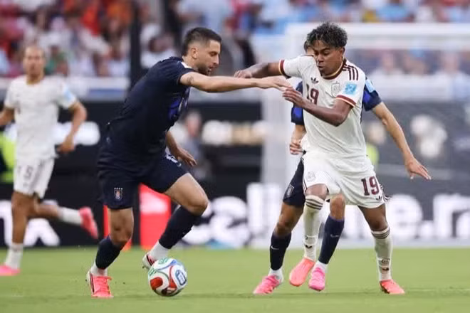 Lamine Yamal tranh bóng cùng tuyển thủ Uruguay. (Ảnh: FIFA)