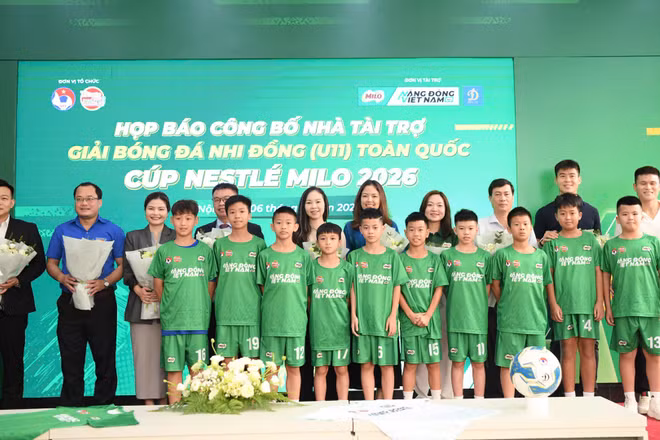 Các cầu thủ thủ nhí cùng các đại biểu chụp hình lưu niệm tại buổi họp báo. 