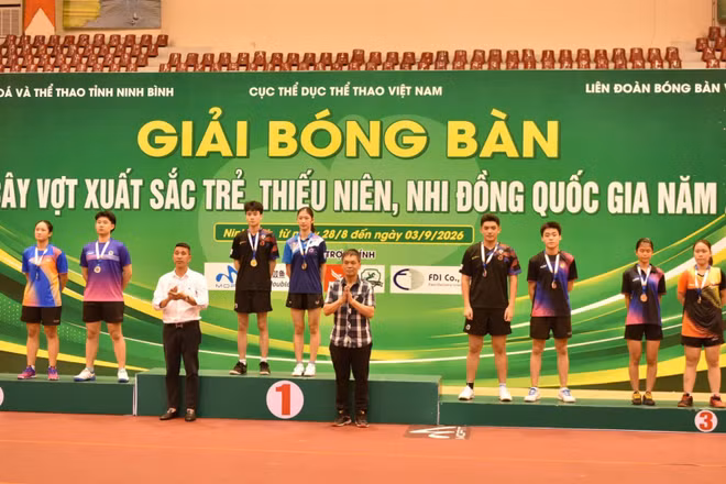 Hai tay vợt Đoàn Đức Tuấn và Phạm Hà Phương Mai (Công an nhân dân - T&T) đứng trên bục cao nhất ở lứa tuổi 18-19. (Ảnh: T&T)