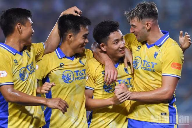 Các đồng đội ăn mừng cùng Hai Long với bàn thắng thứ hai cho Hà Nội FC. (Ảnh: TRẦN HẢI)