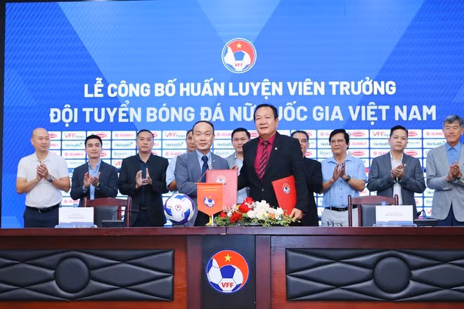 Huấn luyện viên Hoàng Văn Phúc (phải) ký kết hợp đồng cùng Liên đoàn Bóng đá Việt Nam. (Ảnh: VFF)