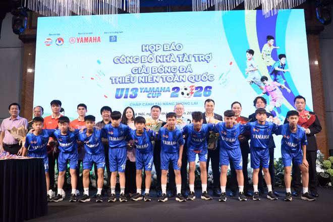 Các cầu thủ U13 chụp hình cùng đại diện Ban Tổ chức. 