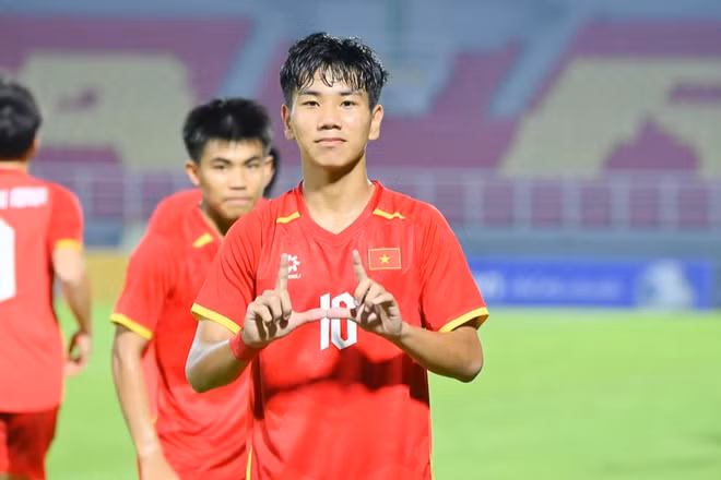 Chu Ngọc Nguyễn Lực ăn mừng bàn thắng thứ hai của đội tuyển U17 Việt Nam. (Ảnh: VFF)