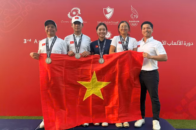 Các thành viên đội tuyển golf Việt Nam trên bục nhận huy chương. (Ảnh: VGA)