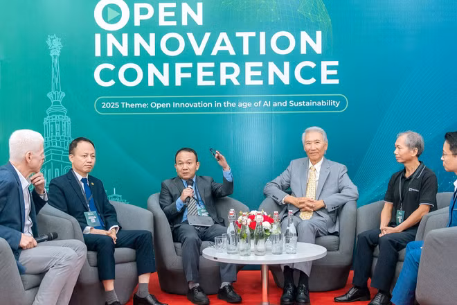 Các chuyên gia tham dự phần tọa đàm về đổi mới sáng tạo mở trong ngành công nghiệp bán dẫn tại các thị trường mới nổi. 