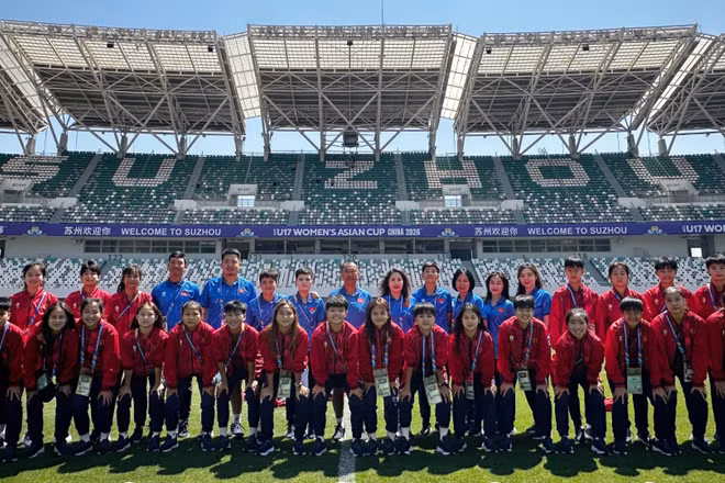 Ban huấn luyện cùng các tuyển thủ U17 nữ Việt Nam có mặt tại Trung tâm Thể thao Tô Châu. (Ảnh: VFF)