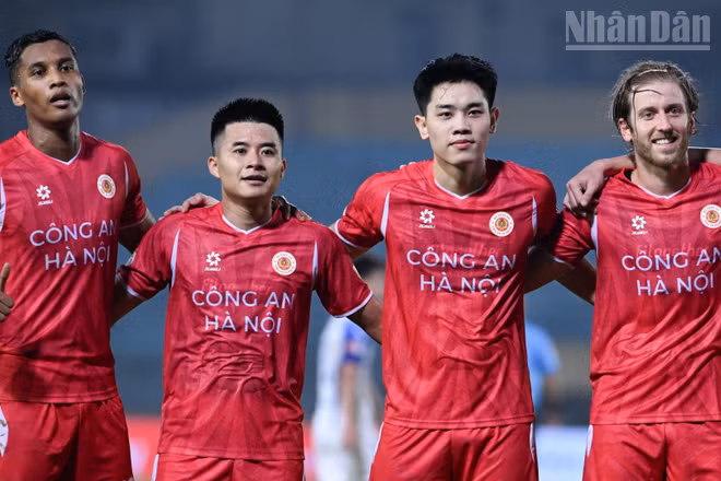Nguyễn Đình Bắc (thứ hai từ phải sang) ăn mừng bàn thắng cùng các đồng đội. (Ảnh: TRẦN HẢI)