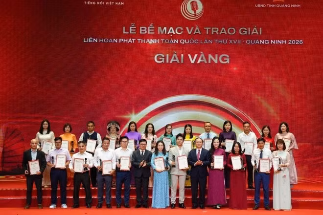 Các đại diện nhóm tác giả nhận Giải Vàng của Liên hoan Phát thanh toàn quốc lần thứ XVII. (Ảnh: VOV)