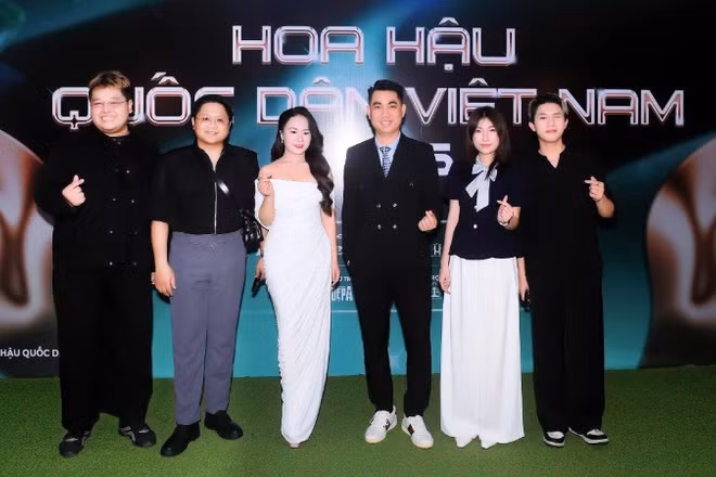 Tổng đạo diễn Trung Hoàng (thứ tư từ trái sang) cùng ê-kíp đang nỗ lực hết mình để có một mùa giải Hoa hậu Quốc dân Việt Nam ấn tượng. (Ảnh: Nhân vật cung cấp)