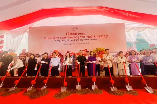 Các đại biểu thực hiện nghi thức khởi công cơ sở hỗ trợ nghề thủ công cho người khuyết tật. 