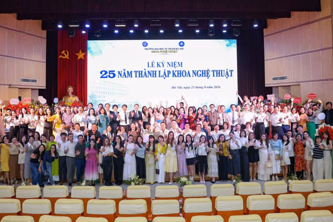 Lễ kỷ niệm 25 năm thành lập Khoa Nghệ thuật-Trường đại học Sư phạm Hà Nội có sự tham dự của nhiều thế hệ cán bộ, giảng viên, sinh viên. (Ảnh: TÙNG LEE)