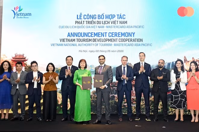 Lãnh đạo Cục Du lịch Quốc gia Việt Nam và Mastercard trao Bản ghi nhớ hợp tác phát triển du lịch Việt Nam. (Ảnh: TITC)