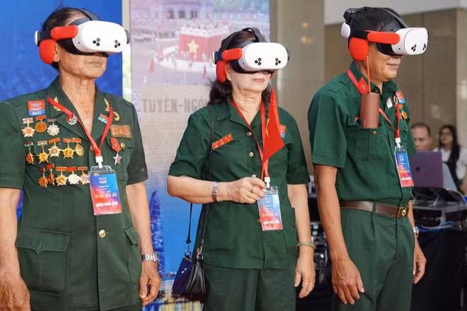 “Trở về thời khắc thiêng liêng” đưa công chúng "xuyên không", trải nghiệm thời khắc lịch sử ngày 2/9/1945 bằng công nghệ thực tế ảo (VR). (Ảnh: VOV)