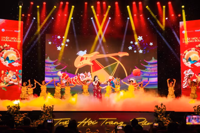 “Trẩy hội trăng rằm” mang đến không gian nghệ thuật rực rỡ sắc màu. (Ảnh: Ban tổ chức)