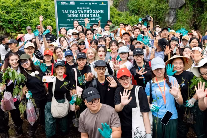 Các nghệ sĩ cùng đông đảo khán giả gieo mầm xanh tại Khu bảo tồn thiên nhiên đất ngập nước Vân Long. (Ảnh: BTC)