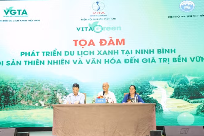 Tọa đàm “Phát triển du lịch xanh tại Ninh Bình: Từ di sản thiên nhiên và văn hóa đến giá trị bền vững”. (Ảnh: HOÀNG TRƯỜNG)