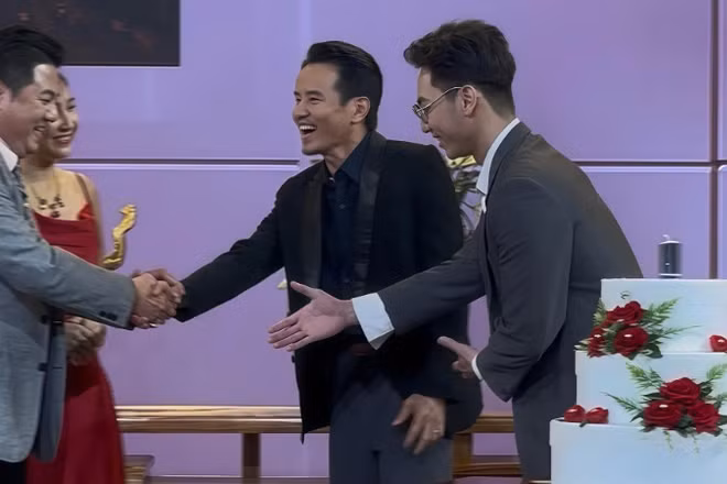 Diễn viên Hồ Quang Mẫn (vest đen) đảm nhận hai vai diễn trong vở kịch “Tin ở hoa hồng”. (Ảnh: NHÂN VẬT CUNG CẤP)