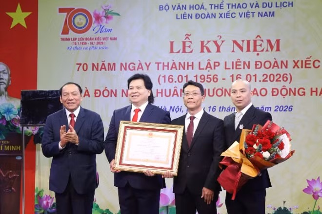 Thừa ủy quyền của Chủ tịch nước, Bộ trưởng Văn hóa, Thể thao và Du lịch Nguyễn Văn Hùng trao tặng Huân chương Lao động hạng Nhất cho Liên đoàn Xiếc Việt Nam. 