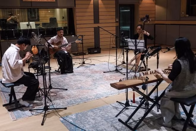 “Thùng Thình Thùng” tạo nên sự gặp gỡ giữa các nhạc cụ âm nhạc dân gian và guitar điện tử. (Ảnh: Nhân vật cung cấp)