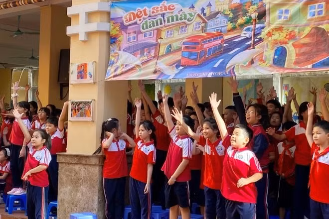 “Dệt sắc đan mây” nhận được sự hưởng ứng nhiệt tình của các em học sinh. (Ảnh: DIỆU HƯƠNG)
