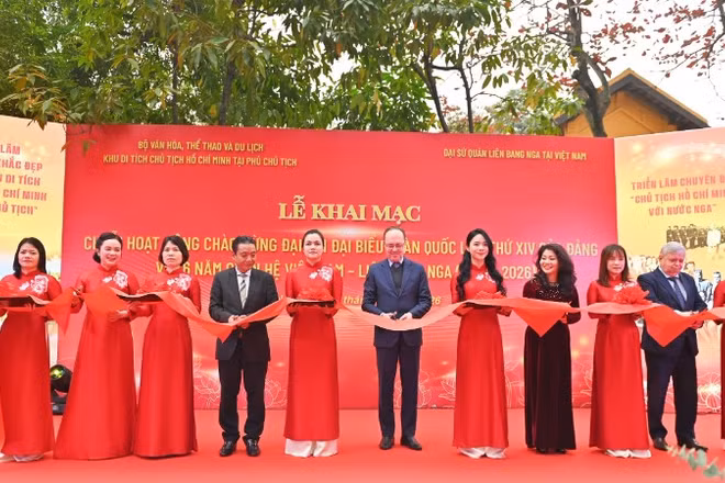 Các đại biểu cắt băng khai mạc chuỗi hoạt động. 