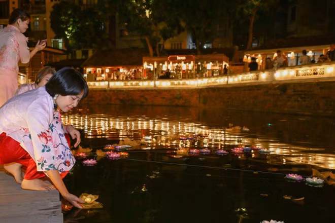 Thắp sáng không gian Hồ Văn với đêm hội hoa đăng. (Ảnh: BẢO LONG)