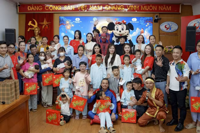 Các Hoa hậu, Á hậu tham gia nhiều hoạt động ý nghĩa, sẻ chia yêu thương với trẻ em mắc bệnh tim dịp Trung thu. (Ảnh: Ban tổ chức cung cấp)