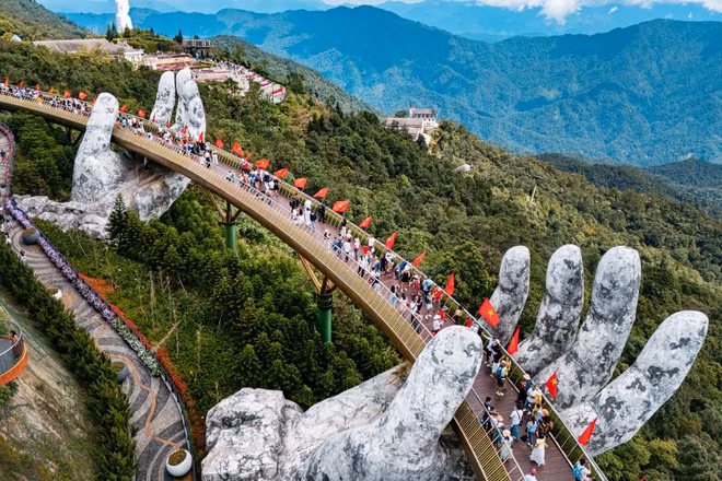 Cầu Vàng là hình ảnh được Lonely Planet sử dụng để giới thiệu về Đà Nẵng. (Ảnh: HÀ AN)