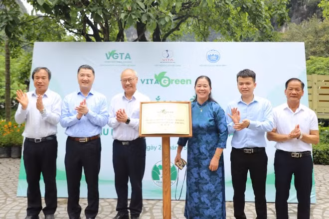 Thực hiện nghi thức gắn biển Du lịch Xanh VITA GREEN cho Khu Du lịch sinh thái Tràng An. (Ảnh: HOÀNG TRƯỜNG)