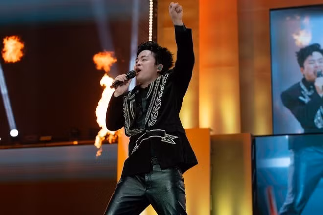 Tùng Dương "lột xác" ấn tượng trong đêm nhạc "Her Concert". (Ảnh: CAO THIÊN SINH)