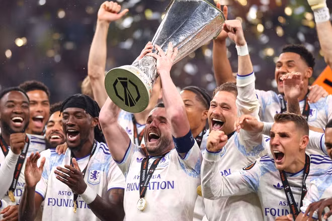 Các cầu thủ Aston Villa ăn mừng cùng chiếc cúp vô địch Europa League. (Ảnh: AVFC)